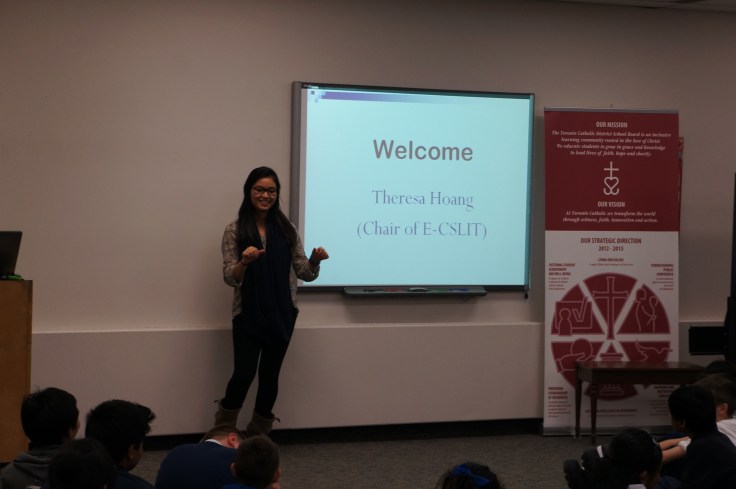 E-CSLIT Chair Theresa Hoang gives a warm welcome to the students and teachers at the beginning of the meeting.