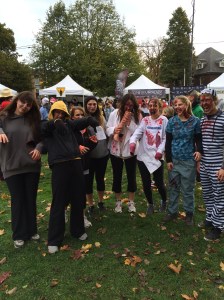 So many zombies! How are the runners supposed to dodge these creepy zombie?! 